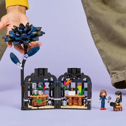LEGO 76784 Planta de Halloween Wednesday Black Dahlia
